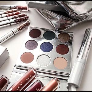 Kylie Cosmetics Makeup - Holiday kyshadow palette Kylie Cosmetics Makeup - Holiday kyshadow palette